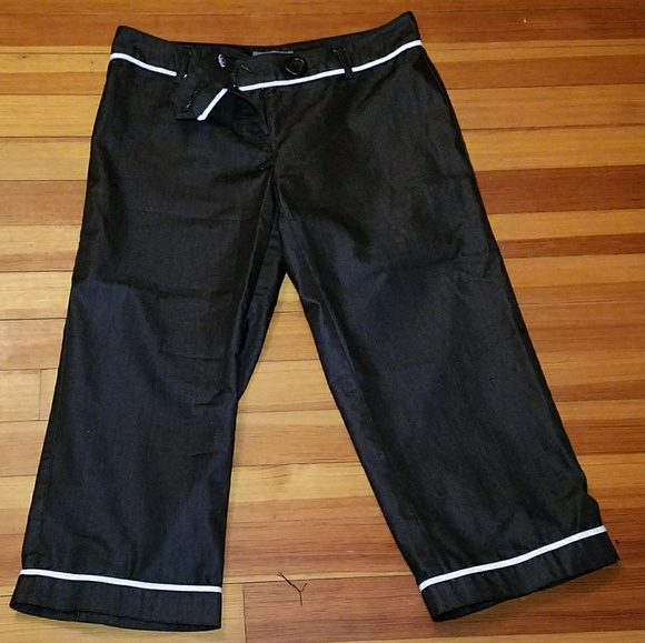 ⬇️ CLEARANCE ⬇️ Black Capris - Picture 6 of 6